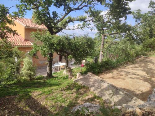 Photo de la galerie de l'établissement Villa avec piscine, vue panoramique ste victoire, à Simiane-Collongue