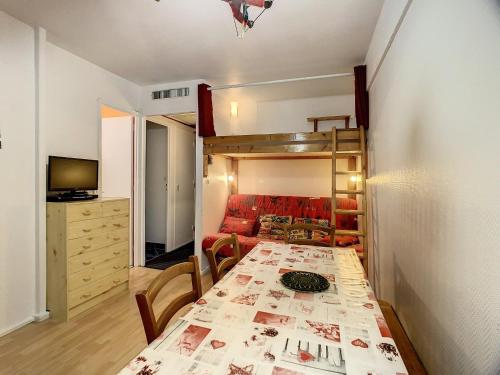 Cette petite chambre comprend une table et des lits superposés. dans l'établissement Appartement cosy 4 pers, balcon sud, proche pistes et commerces - FR-1-417-74, à La Toussuire