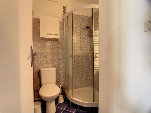 une salle de bain avec toilettes et douche dans l'établissement Appartement cosy 4 pers, balcon sud, proche pistes et commerces - FR-1-417-74, à La Toussuire
