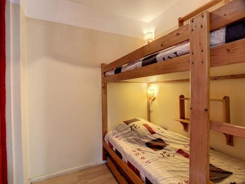 une chambre avec deux lits superposés dans une pièce dans l'établissement Appartement cosy 4 pers, balcon sud, proche pistes et commerces - FR-1-417-74, à La Toussuire