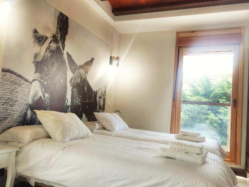 1 dormitorio con 1 cama con toallas en Casa Rural A Ritmo De Burro, en Robledondo