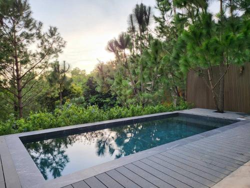 uma piscina no meio de um quintal com árvores em Villa PaSon em Khao Kho