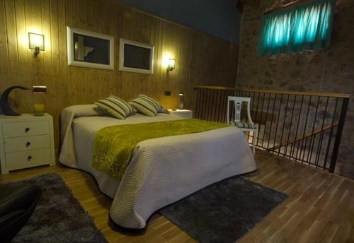 En eller flere senge i et værelse på Aguamarina SPA Azagalla Rural