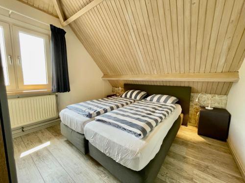 Ένα ή περισσότερα κρεβάτια σε δωμάτιο στο Vakantiehuis de Schelp