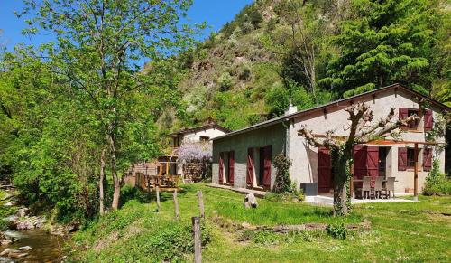 une maison à flanc de montagne dans l'établissement Maison de la montagne La Découverte, à Nohèdes