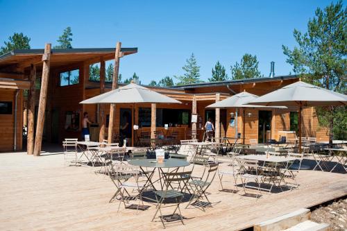 Restoran ili neka druga zalogajnica u objektu Village Huttopia Lanmary