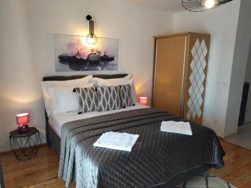 1 dormitorio con 1 cama con 2 toallas en Apartments Marina, en Hvar