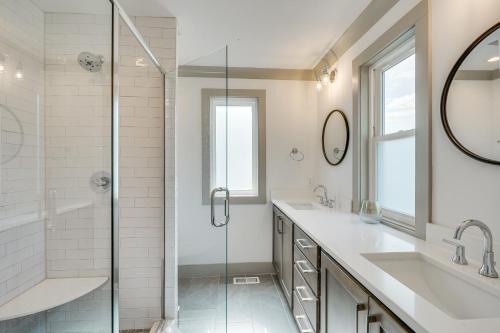 Un baño con dos lavabos y una ducha. en Pet-Friendly Durham Home 2 Mi to Downtown!, en Durham