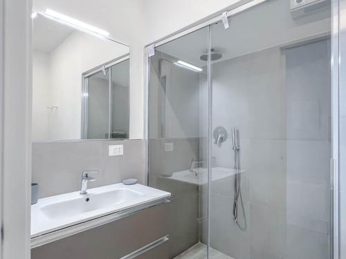 Phòng tắm tại Nuovo Bilocale con posto auto