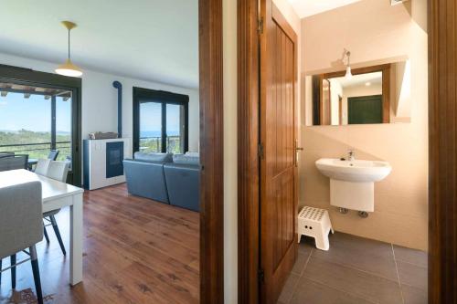 a bathroom with a sink and a bath room at Casa vacacional Ris in Duyos