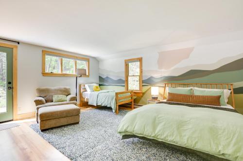 1 dormitorio con 1 cama grande y 1 silla en Gorgeous Sunday River Cabin with Saltwater Hot Tub!, en Newry
