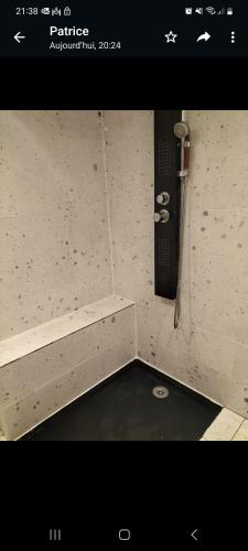 un coin d'un vestiaire avec un panneau sur le mur dans l'établissement Location maison avec piscine privée., à Agde