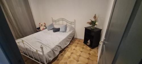 um quarto com uma cama com um urso de peluche em Location maison avec piscine privée. em Agde