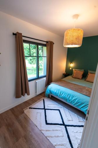 une chambre avec un lit et une fenêtre dans l'établissement Le Nichoir du Marais - écolodge, à Ponts-et-Marais