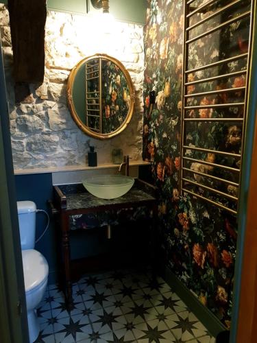 une salle de bain avec un lavabo et un miroir et des toilettes dans l'établissement Rusty Shears46 Eclectic couples escape, hot tub & Cahors vineyards, à Lacapelle-Cabanac