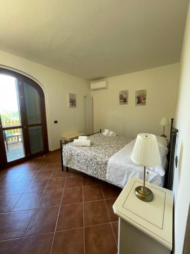 - une chambre avec un lit et une table avec une lampe dans l'établissement CS Holiday, à Castelnuovo Berardenga