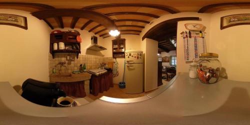 a room with a kitchen with a round mirror at Casa Banino in Cagli