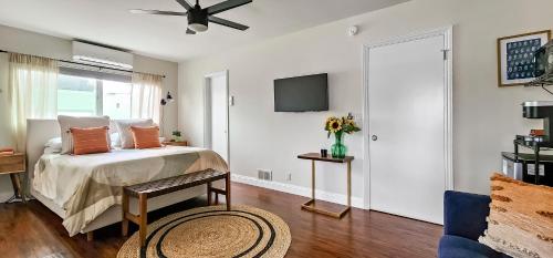 1 dormitorio con 1 cama y TV en la pared en Studio Mins to Culver City Downtown, Sony & Venice, en Los Ángeles