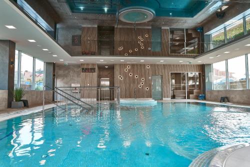 Bazén v ubytovaní SZAFIROWE APARTAMENTY 1 kryty basen i sauna RESORT KLIFOWA alebo v jeho blízkosti