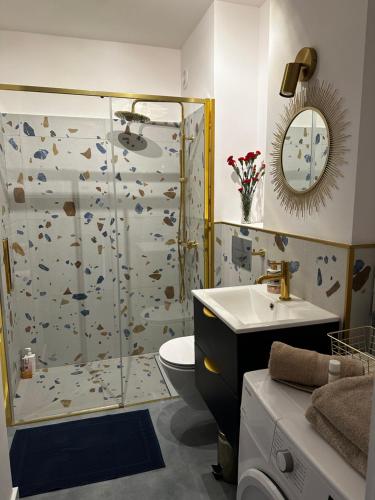 W łazience znajduje się prysznic, toaleta i umywalka. w obiekcie Nowy Apartament Lipowa w Hajnówce