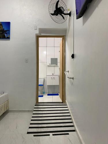 a hallway with a door leading to a bathroom at Pousada Coração de Jesus in Aparecida