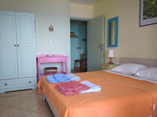 ソゾポルにあるБряг на радостта Joy Beach Apartmentのベッドルーム1室(折りたたみ式の衣類2枚付)