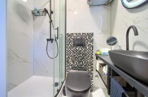 ein Bad mit einem Waschbecken und einer Dusche in der Unterkunft Apartment Paty in Krk