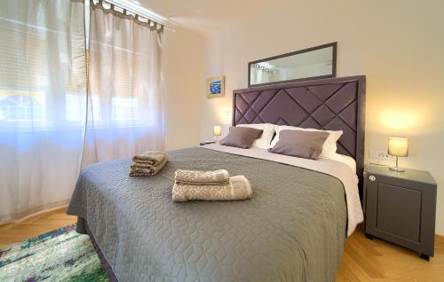 ein Schlafzimmer mit einem großen Bett mit zwei Handtüchern darauf in der Unterkunft Apartment Paty in Krk