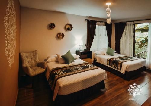 1 dormitorio con 2 camas, silla y ventana en Inti Kamari Wellness Lodge & Convention Center, en Santa Isabel