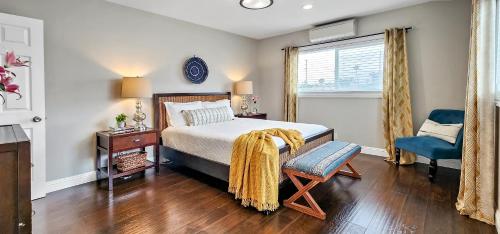 1 dormitorio con 1 cama, 1 silla y 1 ventana en 15 mins to Venice Beach, LAX and Private Parking en Los Ángeles