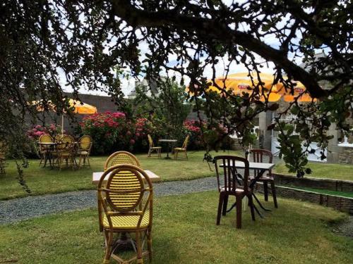 a group of chairs and tables in a yard at Chambres d'Hôtes de la Presqu'Île in Pleubian