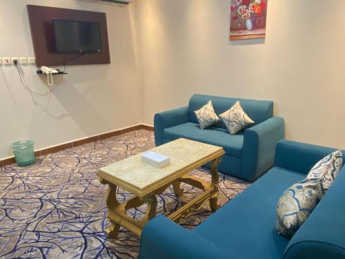 برج الذهبيه في عَفيف: غرفة انتظار مع كرسيين ازرق وطاولة