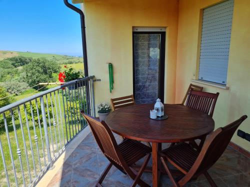 新薩爾沃的住宿－Villa Emilia，阳台上的木桌和椅子
