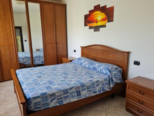 1 dormitorio con 1 cama con edredón azul en Villa Emilia en San Salvo