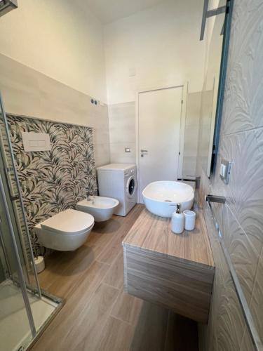 łazienka z 2 toaletami i umywalką w obiekcie Villa Paladino w mieście Ioppolo