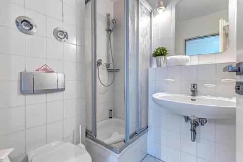 a bathroom with a shower and a sink and a toilet at Strandnähe! Moderne 3 Zimmer Ferienwohnung!! in Bansin