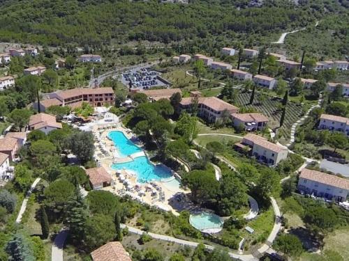 une vue aérienne d'un complexe avec piscine dans l'établissement Vacances inoubliables en Ardèche 6 personnes, à Grospierres