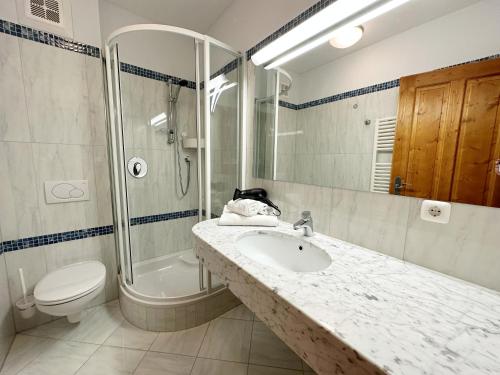 A bathroom at WASSERFALL TOP 2