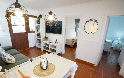 sala de estar con sofá y mesa en Apartamento en Icod de los Vinos centrico del pueblo, terraza con aparcamiento cerca, en Icod de los Vinos