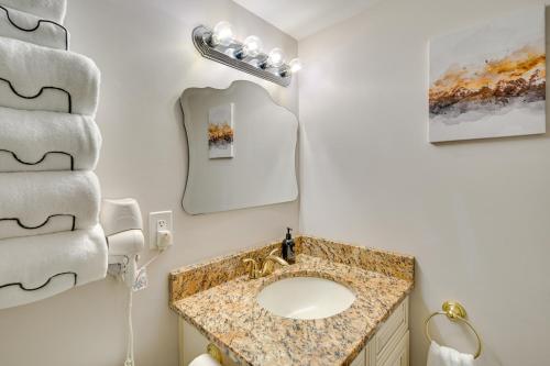 La salle de bains est pourvue d'un lavabo et d'une serviette. dans l'établissement Myrtle Beach Resort Condo Walk to Family Kingdom!, à Myrtle Beach
