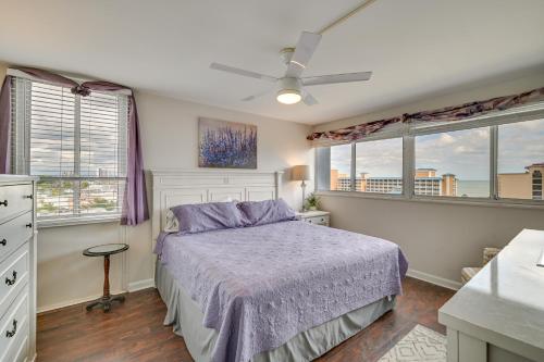- une chambre avec un lit et 2 fenêtres dans l'établissement Myrtle Beach Resort Condo Walk to Family Kingdom!, à Myrtle Beach