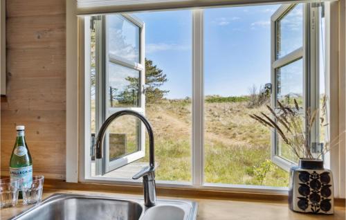 fregadero de cocina con ventana con vistas a un campo en Awesome Home In Jerup With Wifi en Jerup