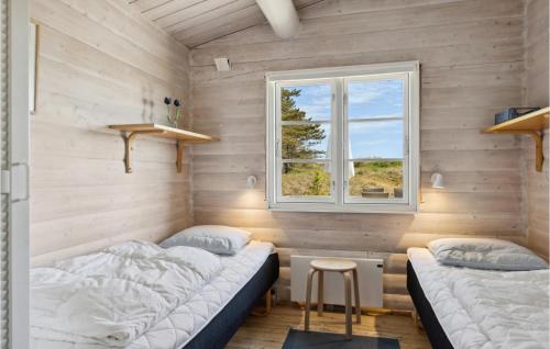 2 camas en una habitación con ventana en Awesome Home In Jerup With Wifi en Jerup