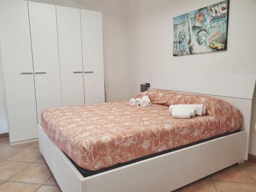 a bed with two stuffed animals sitting on top of it at Ubetty village center two-bedrooms apartment 5terreparco in Riomaggiore