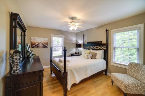 een slaapkamer met een bed en een plafondventilator bij Cozy Gary Vacation Rental Steps to Beach! in Gary