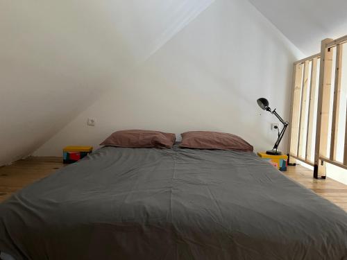 um quarto com uma cama grande num quarto branco em Gîte à 3 minutes à pied de la mer em Bernières-sur-Mer
