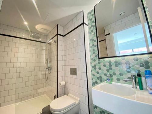 A bathroom at London Excel City Side Apartment