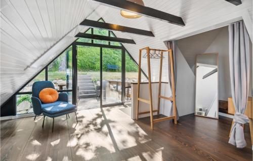 Un lugar para sentarse en 4 Bedroom Nice Home In Hasle