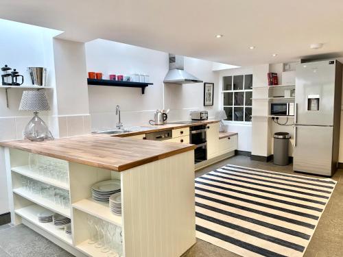 - une cuisine avec des appareils blancs et un comptoir en bois dans l'établissement Laurel Cottage Sandsend, à Sandsend