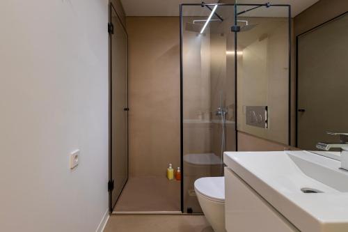 ein Bad mit einer Dusche, einem WC und einem Waschbecken in der Unterkunft Your Perfect Pantheon Stay in Lissabon